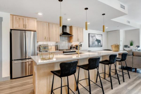 New Luxury Condo 2208 I Hot Tub I AC I Great Views I Best Price I FREE Adventures Daily